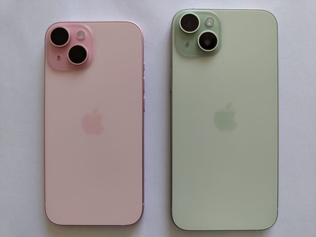 iPhone 15 lado a lado com o iPhone 15 Plus