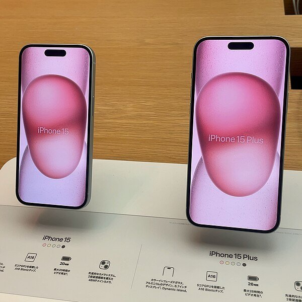 iPhone 15 e iPhone 15 Plus lado a lado em um display de loja de eletrônicos