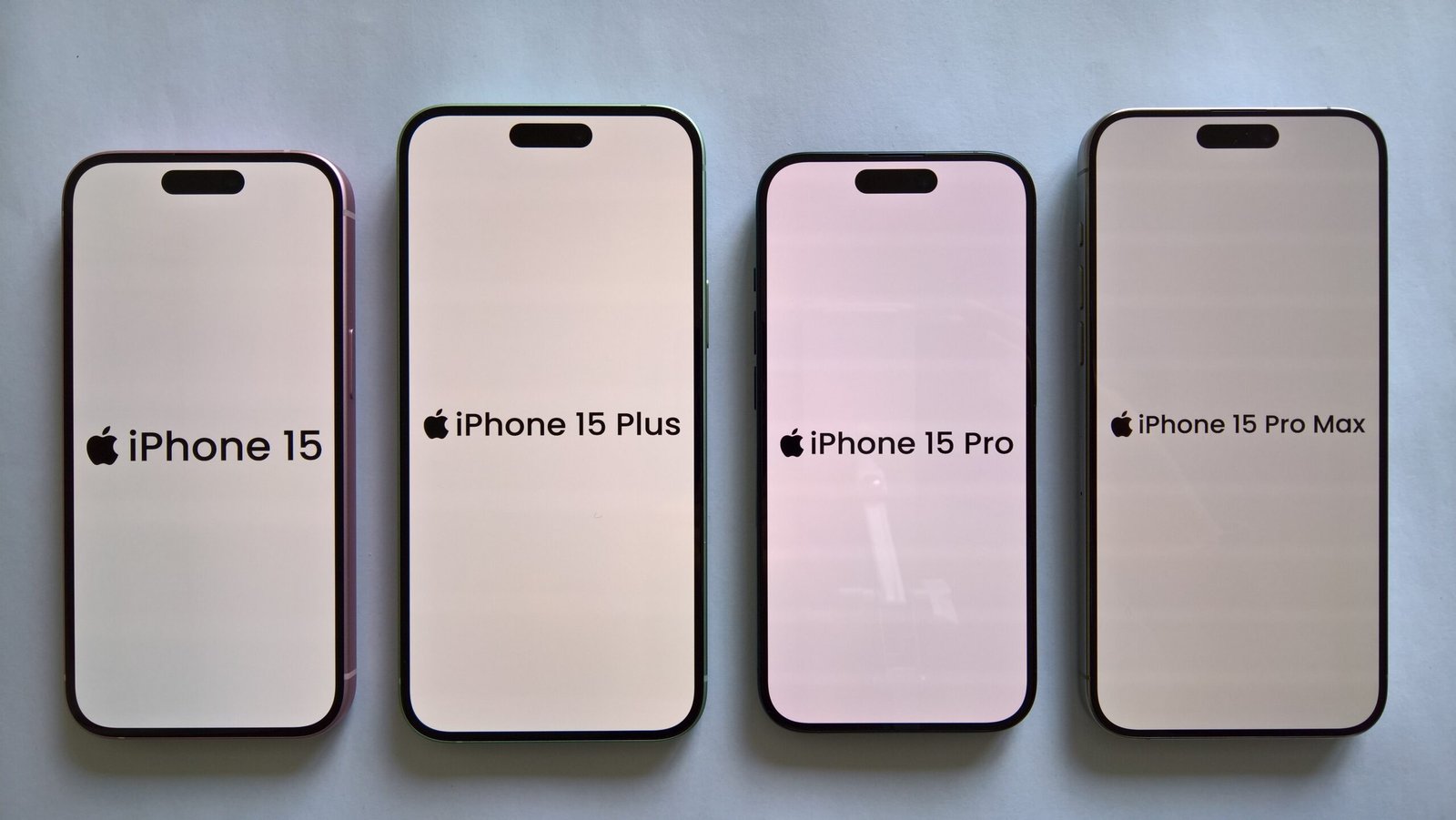 iPhone 15 lado a lado com os imãos de série iPhone Ultra, IPhone Pro, e iPhone Pro Max