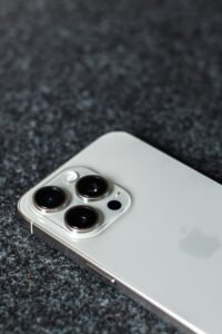 Visão do Sistema de Cameras do iPhone 15 Pro Max sobre uma superfície