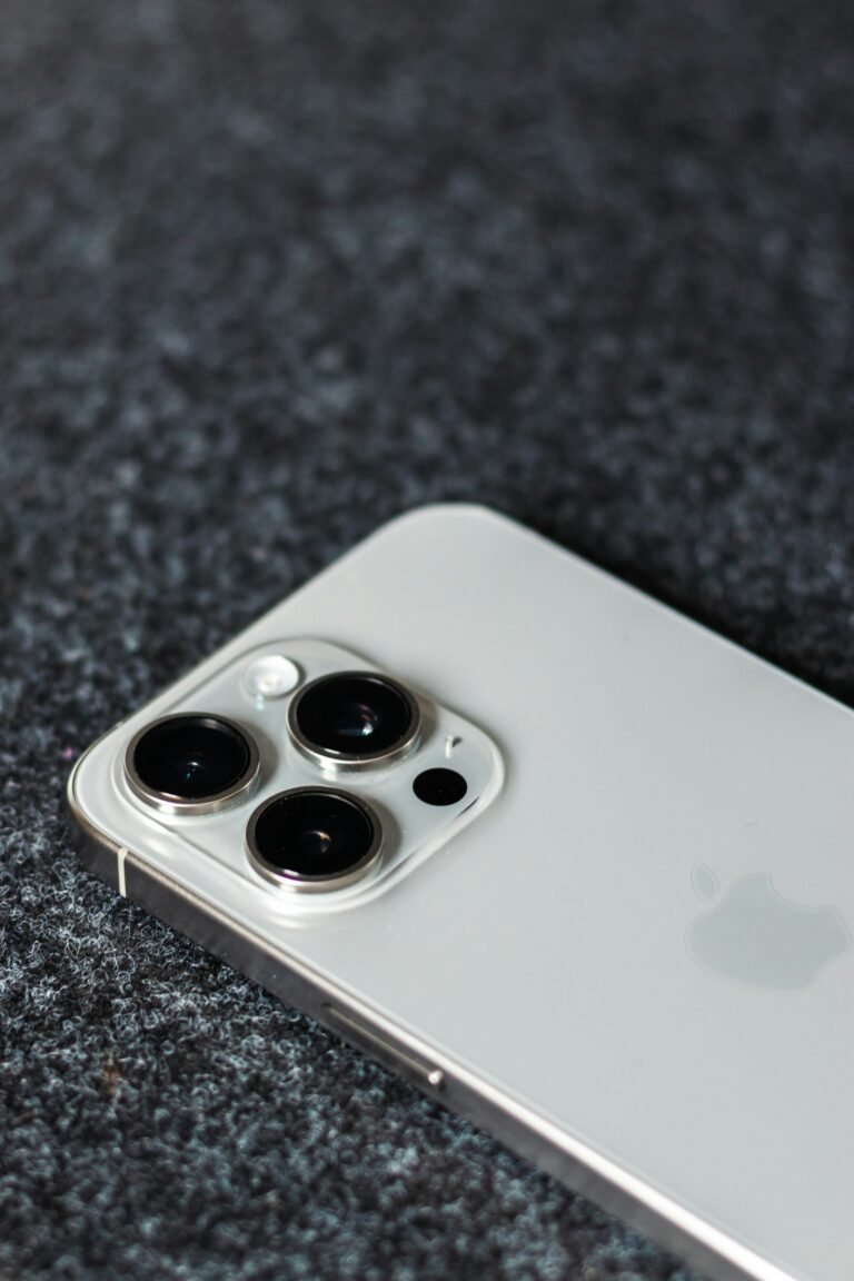 Visão do Sistema de Cameras do iPhone 15 Pro Max sobre uma superfície