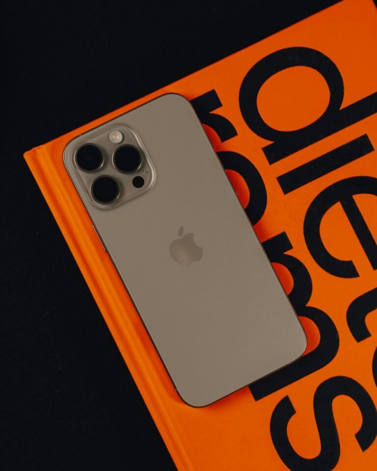 Câmeras e acabamento traseiro do Iphone 16 Pro