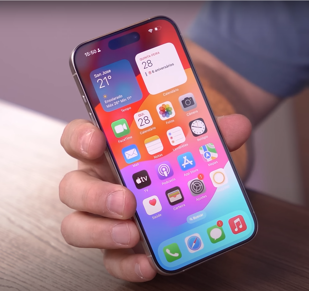 iPhone 15 Pro em mãos - do Canal Mundo Conectado no Youtube