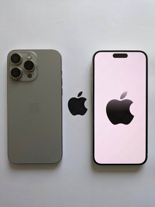 iPhone 15 Pro e iPhone 15 Pro Max lado a lado em loja