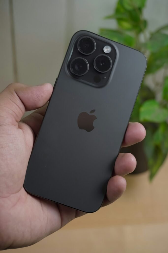 iPhone 15 pro em mãos