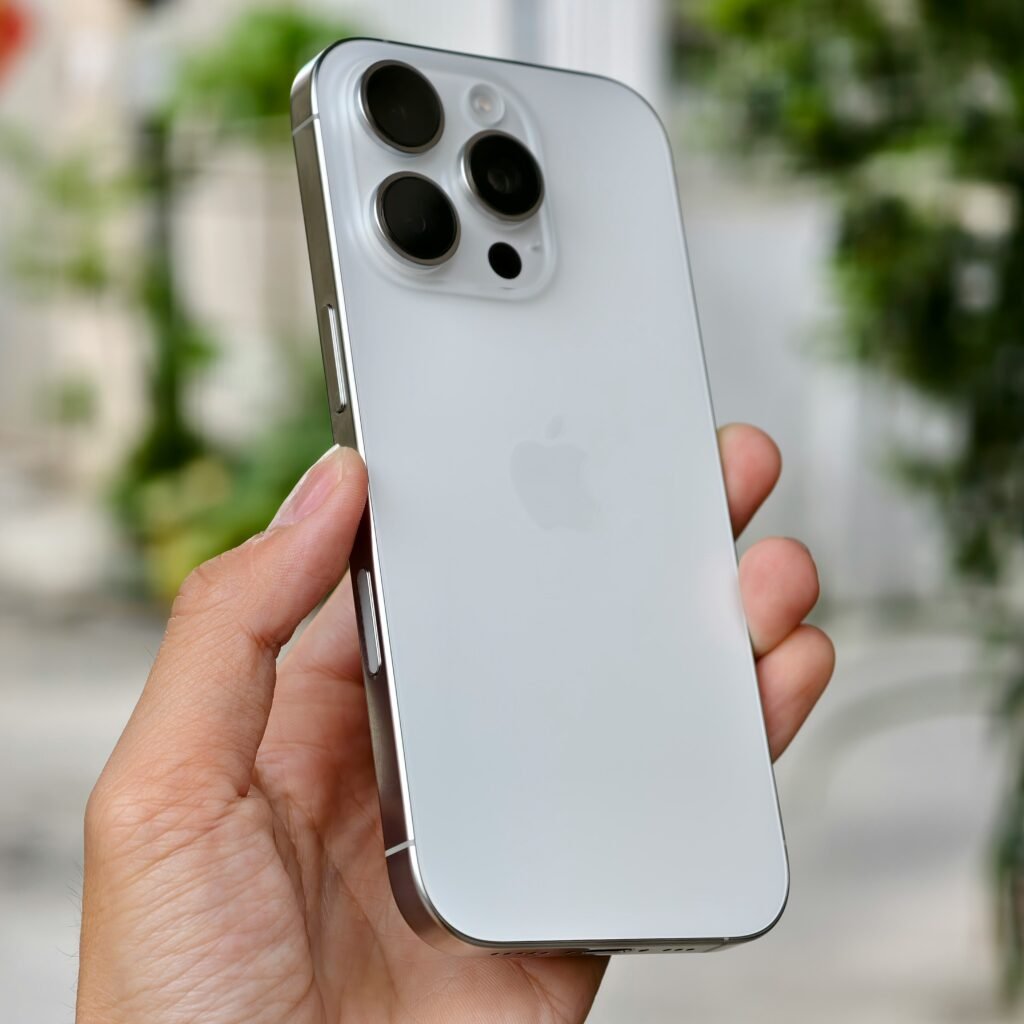 Câmeras e acabamento traseiro do Iphone 16 Pro sendo segurado na mão