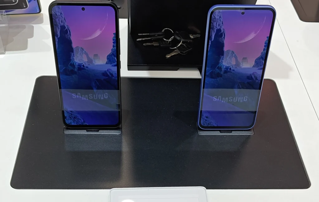 Dois Samsung Galaxy A54 5G lado a lado em display de loja