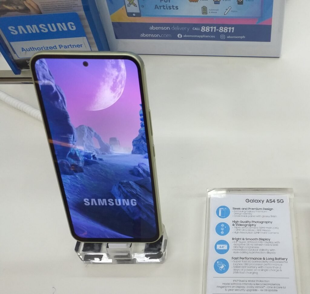 Frente do Samsung Galaxy A54 sobre a mesa em loja