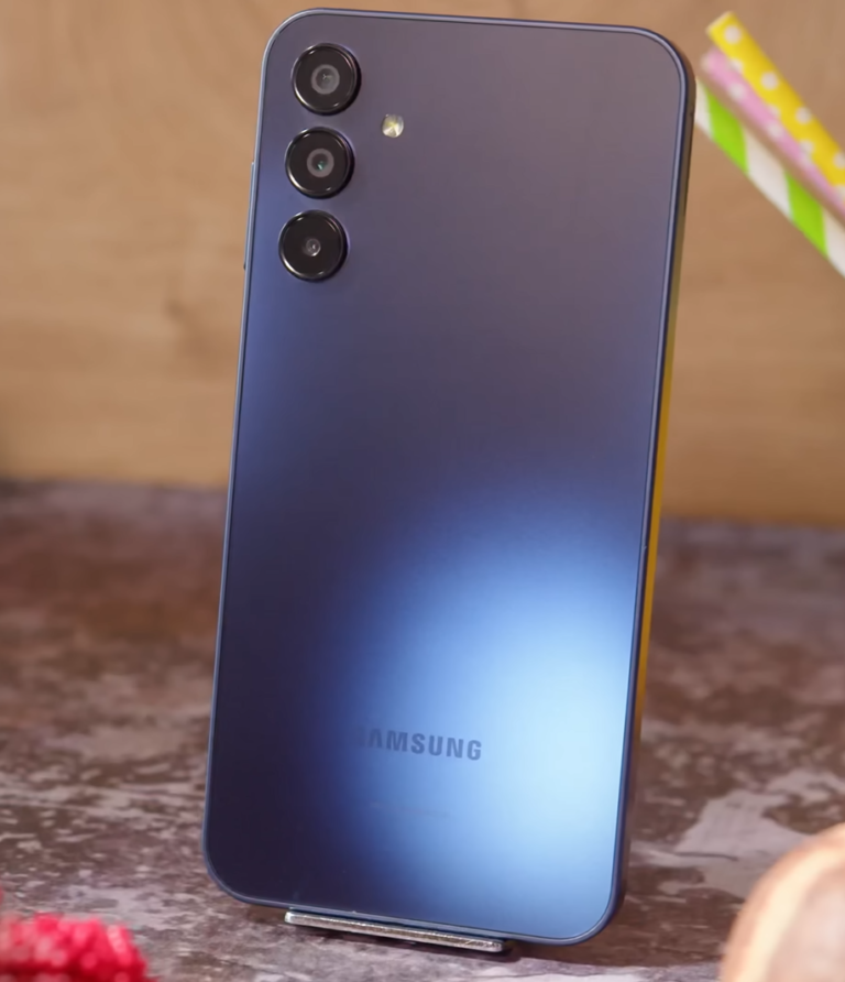 Samsung Galaxy A15 5G sobre a mesa