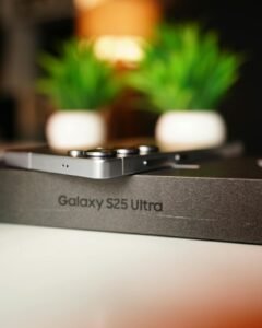 Galaxy S25 Ultra sobre mesa e sobre embalagem, com nome do modelo em destaque na caixa