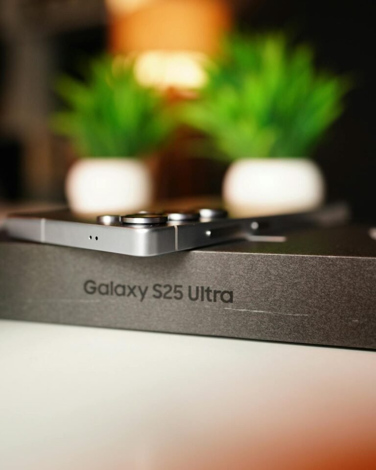 Galaxy S25 Ultra sobre mesa e sobre embalagem, com nome do modelo em destaque na caixa