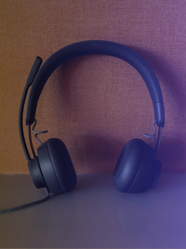 Headphone apoiado em parede