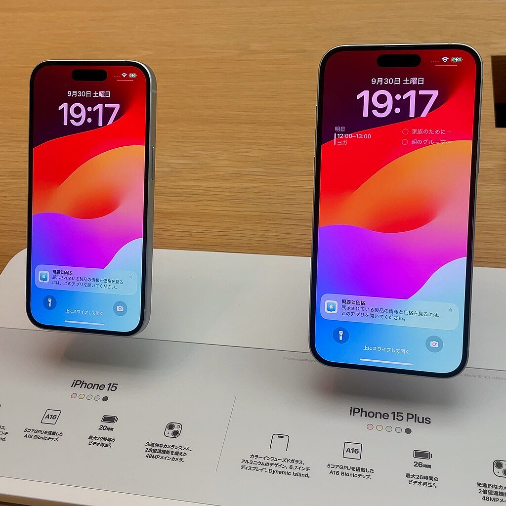 IPhone 15 and iPhone 15 Plus in Apple Store