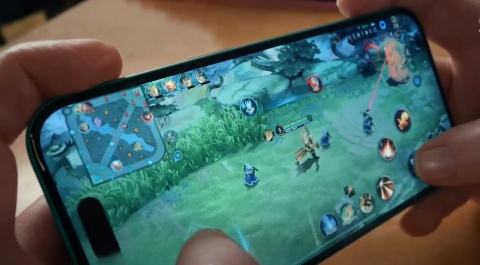 Jogo Honor Kings sendo jogado em um iPhone 16 Pro Max