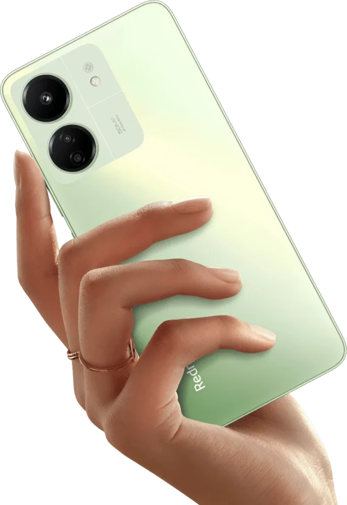 Redmi 13C em visão traseira sendo segurado na mão