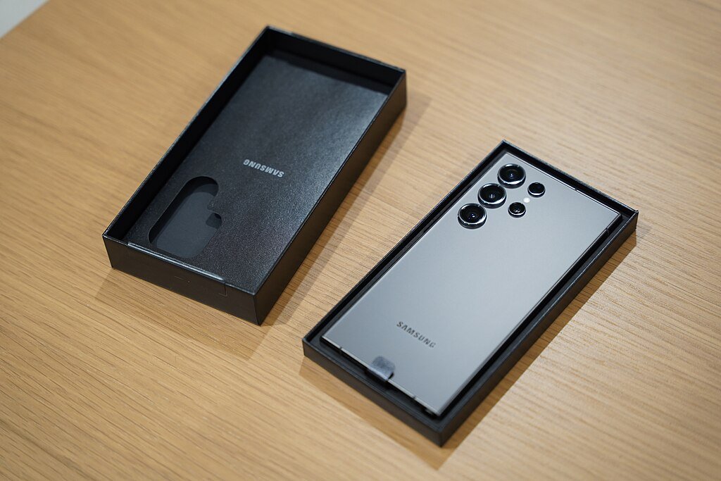 Samsung Galaxy S24 Ultra na caixa com traseira virada pra cima sobre a mesa