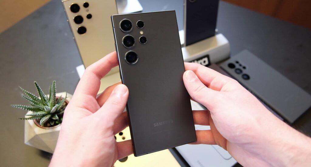 Samsung Galaxy S24 em mãos com outros aparelhos ao fundo