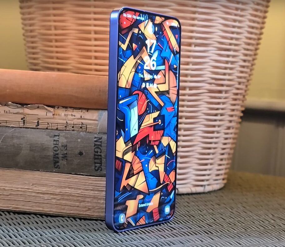 Tela do Galaxy S24+ em destaque apoiado em livros