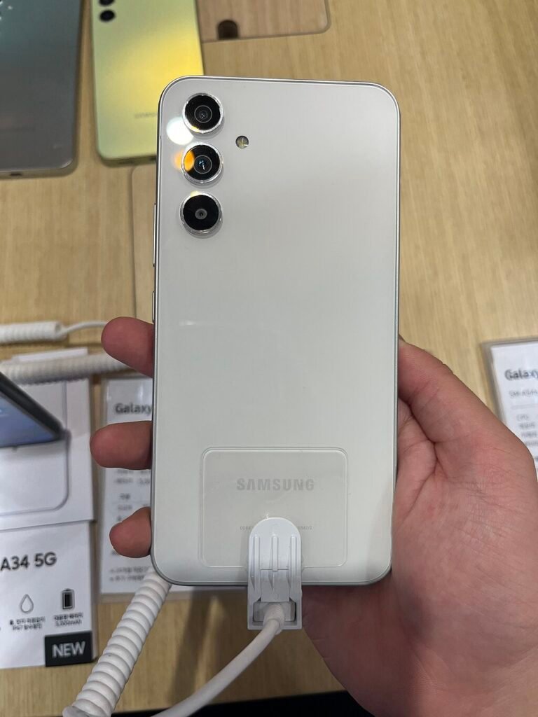 Traseira do Samsung Galaxy A54 5G sendo segurado em loja