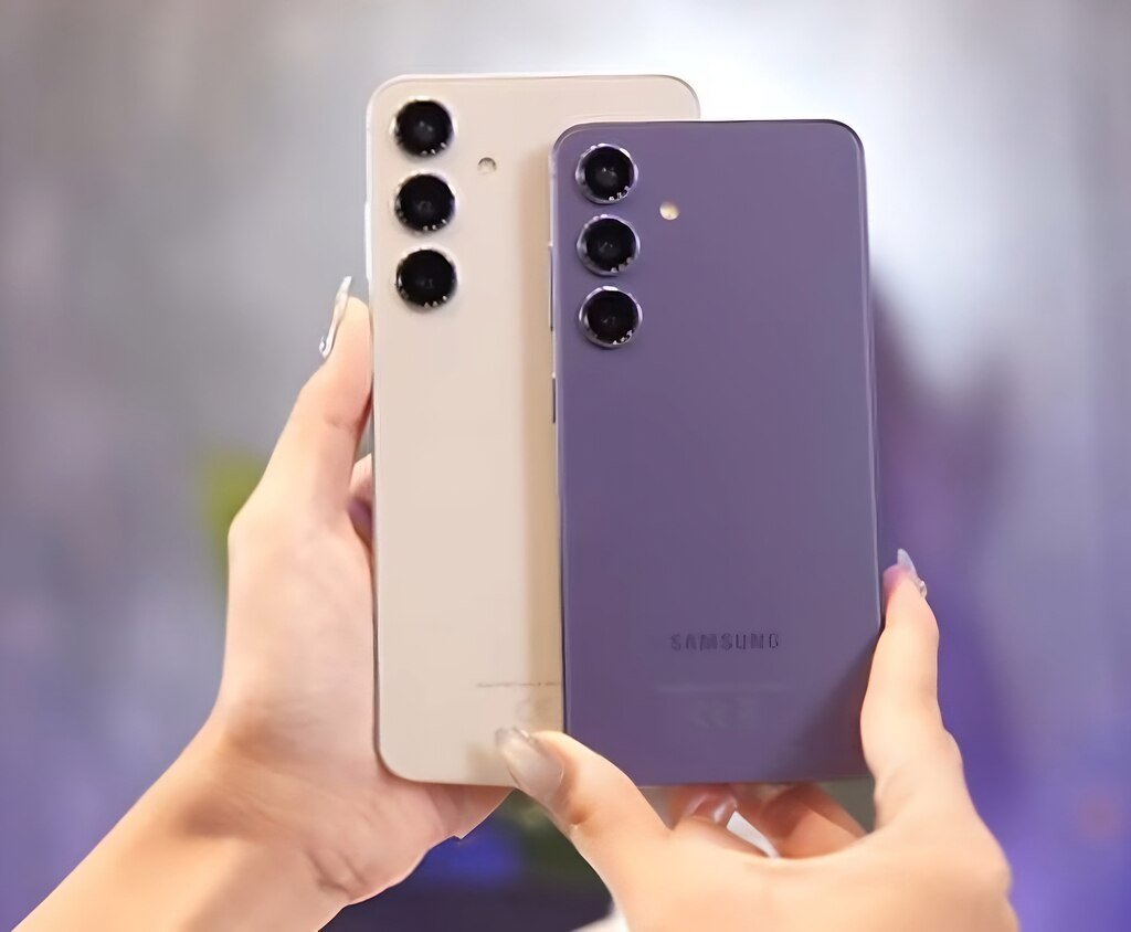Visão traseira do Galaxy S24 e Galaxy S24+ lado a lado em mãos